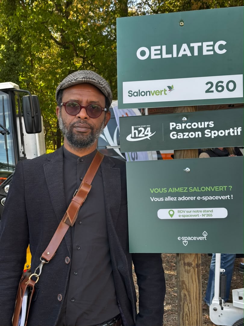 Aguibou Diallo devant l’enseigne du Salon Vert 2026