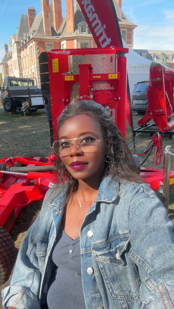 Rokhaya Thiam au Salon Vert 2026 devant du matériel professionnel